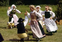 Folkdans i Degeberga hembygdspark &copy; Eric Hammerin