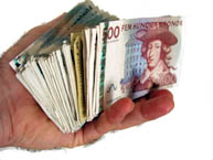 Hand full med sedlar pengar &copy; Eric Hammerin